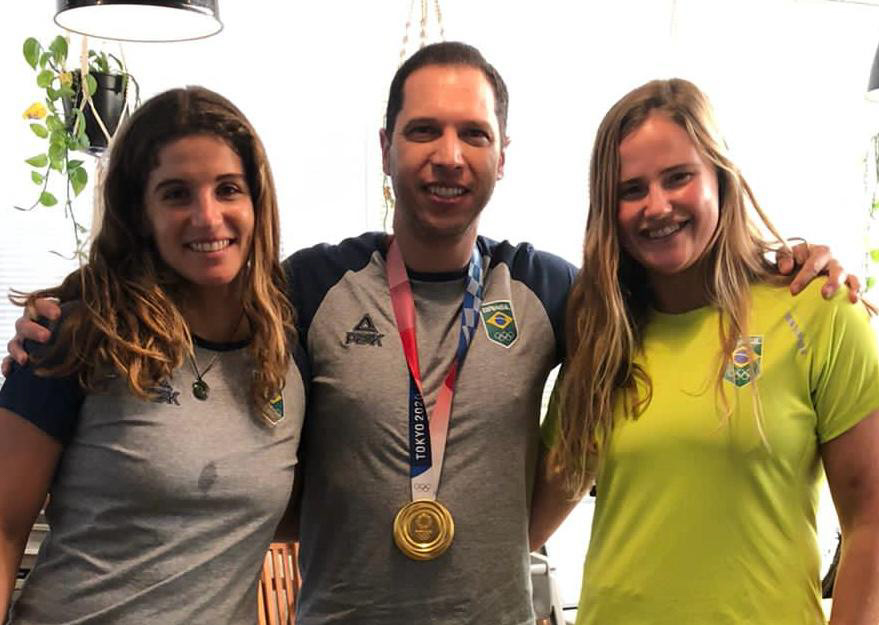 Com as medalhistas olímpicas de ouro Martine Grael e Kahena Kunze em Tokyo